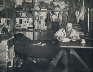 Kapitän Scott schreibt sein Tagebuch in der Hütte am Kap Evans, ca. 1911 von Herbert Ponting
