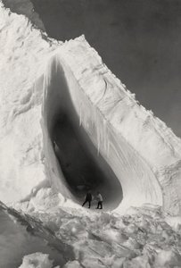 Höhle im Eis geschnitzt von Herbert Ponting