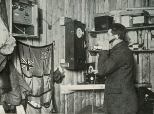 Dr. Simpson in der Hütte am anderen Ende des Telefons, der die Beobachtung zeitlich festlegt von Herbert Ponting