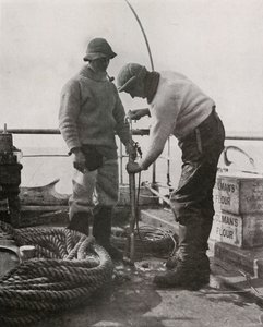 Dr. Wilson und Dr. Atkinson laden die Harpunenkanone, um 1910 1913, 1913 von Herbert Ponting