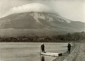 Fuji vom Drei-Tage-Mond-See, 1910 von Herbert Ponting