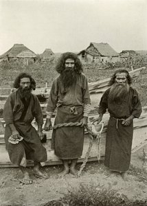 Happu Konno, der Jäger in der Mitte und zwei Ainu-Fischer, 1910 von Herbert Ponting