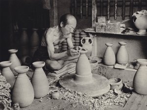 Japan in den 1920er Jahren: Töpfer bei der Arbeit