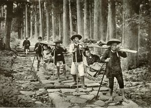 Japanische Damen auf dem Weg zu den Schreinen, Nikko, 1910 von Herbert Ponting