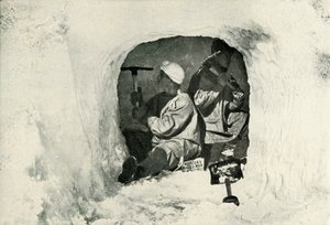 Lieut. Evans und Nelson graben eine Höhle für die Kaltlagerung, 12. Januar 1911, 1913 von Herbert Ponting
