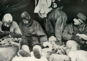 Mitglieder der Polarexpedition steigen in ihre Schlafsäcke, ca. 1911, 1913 von Herbert Ponting
