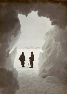 Männer vor einer in das Eis gehauenen Höhle während einer Antarktisexpedition von Herbert Ponting