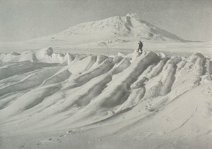 Mount Erebus über einem wassergeformten Eisberg, Oktober 1911, 1913