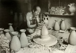 Der Töpfer an seiner Drehscheibe, 1910 von Herbert Ponting