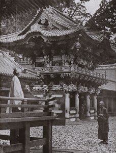 Das Yomei-Tor in Nikko (s/w Foto) von Herbert Ponting
