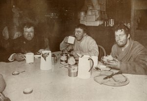 Wilson, Bowers und Cherry-Garrard bei ihrer Rückkehr vom Kap Crozier, 1. August 1911, 1913 von Herbert Ponting