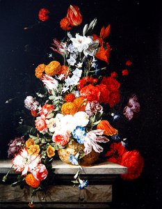 Gemischte Blumen in einer vergoldeten Vase