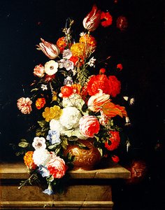 Rosen, Pfingstrosen, Tulpen und Hortensien in einer dekorativen Bronzeurne