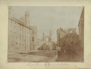 Das Ostende der South Street, St. Andrews, mit den Kathedralruinen in der Ferne.
