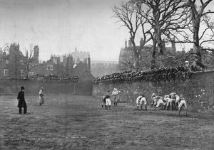 Das Wandspiel in Eton: St. Andrews Tag - Oppidan gegen Colleges, um 1900 von Hills and Saunders