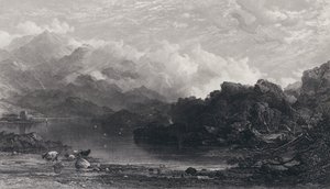 Ein Hochlandsee, Nebel ruht auf den Bergen