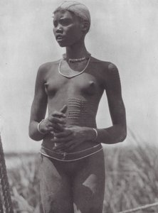 Afrika: Nuer-Mädchen mit Zierschnitten