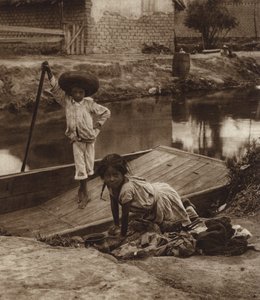 Mexiko: Ixtacalco, Kinder von Indigenen beim Wäschewaschen, D F