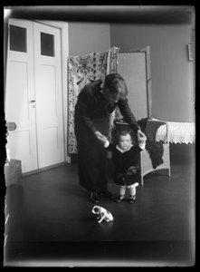 Anni und Uhra Simberg im Atelierhaus in der Siltasaarenkatu von Hugo Simberg