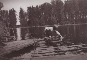 Kinder, die ein Spielzeugboot auf Niemenlautta schwimmen lassen von Hugo Simberg