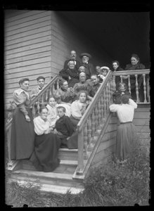 Gruppenbild auf der Treppe der Weißen Villa von Hugo Simberg