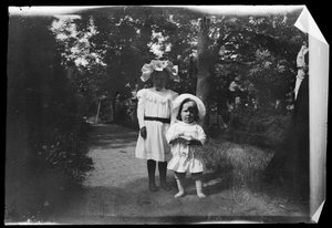 Wahrscheinlich das Mädchen der Familie Gadd und Tom Simberg von Hugo Simberg