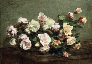Vase mit weißen Rosen auf einem Tisch