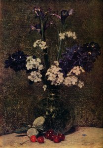 Blumenvase mit Kirschen und Mandeln auf dem Tisch, Stillleben, Schwertlilien, Delphinium-Hybriden