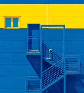 Kühne blau-gelbe Fassade