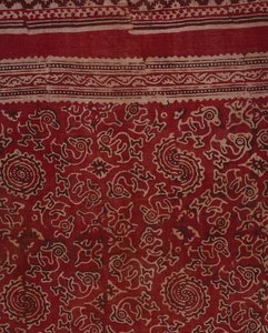 Blockbedrucktes Textil für den Exporthandel mit Gänsen, Lotusknospen und Rosettenmuster, indisch, um 1500 (Detail)