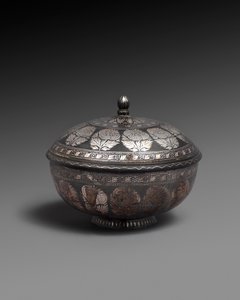 Schale und Deckel aus Metalllegierung mit Silber eingelegt, jeweils mit einem Band aus naturalistischen Blumen, 1700-1899 von Indian School