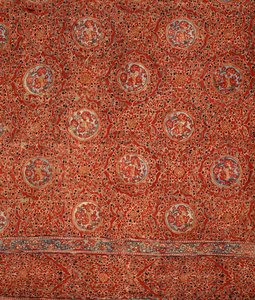 Stoff mit Blumenmuster und Rundeln in Rahmen