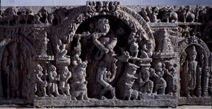 Hinduismus: „Krishna als Venugopala, Meister der Flötenkühe“ Schwarze Steinskulptur, mittlerer Teil. 12. Jahrhundert aus Halebidu, Mysore - Kalkutta, Indian Museum
