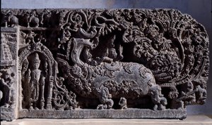 Hinduismus: „Krishna als Venugopala, Meister der Flötenkühe“ Schwarze Steinskulptur, rechter Teil. 12. Jahrhundert aus Halebidu, Mysore - Kalkutta, Indian Museum von Indian School