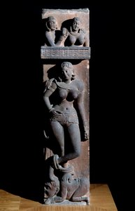 Hinduismus: Darstellung eines Yakshini-Geistes der Natur, mit einem Papagei, sie steht auf einem Zwerg. Skulptur von Mathura, Sandstein, 2. Jahrhundert. Kalkutta, Indian Museum