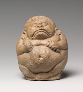 Rassel in Form eines kauernden grotesken Yaksha (Terrakotta)