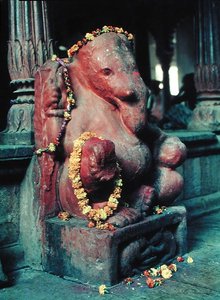 Der Elefantengott, Ganesh (bemalter Stein) von Indian School
