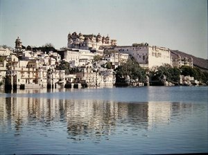 Blick auf den Stadtpalast am Pichola-See