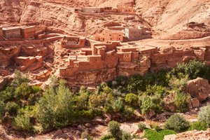 Eine Szene einer Stadt auf dem Weg nach Ait Benhaddou von Marrakesch, Marokko, 2019 von Ira Block