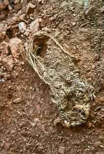 Eine handgefertigte Anasazi-Sandale im Grand Gulch, Utah von Ira Block