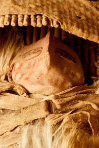 Im College of Eastern Utah Prehistoric Museum in Price, Utah, eine Miniatur-Fremont-Wiege mit einer Keramikfigur, die in den 1930er Jahren im Capitol Reef-Gebiet gefunden wurde