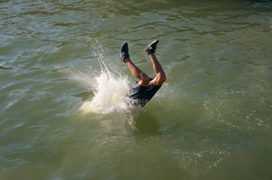 Mann taucht im Hafen von Essaouira, Marokko, 2022 (Foto)