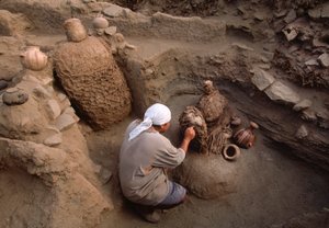 Richard Gomez reinigt neu entdeckte Artefakte an der Schulausgrabungsstätte, 2001