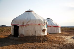 Jurten an den gefärbten Felsen für Touristen in der Nähe des Wu Cai Wan Campingplatzes in der Wüste Gobi, 2007