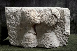 Iberische Kunst: der Kuss von Osuna. Hochrelief aus Kalkstein, das einen Mann und eine Frau beim Küssen darstellt