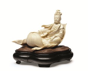 Elfenbeinschnitzerei von Kannon auf einem Lotusblatt, Meiji-Periode, späte 19. Jahrhundert von Ishikawa Komei