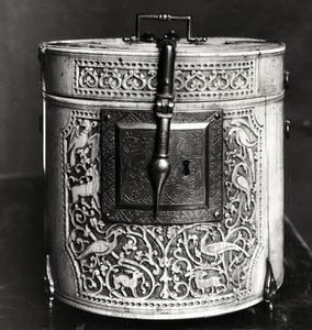 Zylindrische Schachtel mit Tieren geschnitzt, maurisch