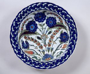 Schale mit Blumendekoration, Iznik von Islamic School