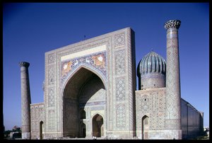 Fassade der Shirdar Madrasa, Timuridenzeit, Rigestan-Platz, ca. 1619-35 von Islamic School