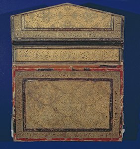 Außenseite eines Koran-Etuis mit vergoldetem Eslimi-Design der Sure 56 in Thuluth